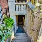 Luxurious Lincoln Park Home With Gourmet Kitchen