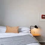 Sunlit Apartment In Lively Wicker-Bucktown