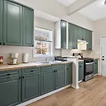 Prime Location Retreat 4 Bedrooms W Parking