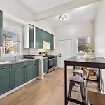 Prime Location Retreat 4 Bedrooms W Parking