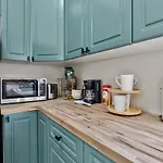 Prime Location Retreat 4 Bedrooms W Parking