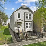 Prime Location Retreat 4 Bedrooms W Parking