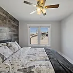 Midway Paradise With Kids Room