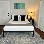 Sunlit Studio With City Charm - Lunt Studio Rep