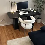 1br, Stylish With Workspace *
