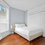 Lincoln Park Mega Space 1 Parking Space Sleeps 18 Condo