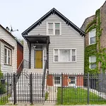 Less Than 2 Mi To Uchicago Pet-Friendly Getaway With Yard