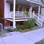 Cozy Vintage Chicago Apartment Near Downtown