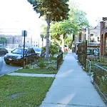 Cozy Vintage Chicago Apartment Near Downtown
