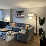 Skyrise In Downtown Apartment *