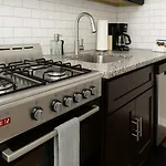 Sunlit Studio With City Charm - Lunt Studio Rep