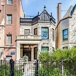 Luxurious Lincoln Park Home With Gourmet Kitchen