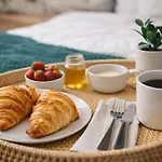 Designer Hideaway Private Patio In West Town