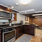 Stylish Garden-Level 2Br: Quiet Neighborhood