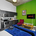 Mccormick Place Studio With Optional Parking And Sleeps Up To 4