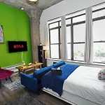 Mccormick Place Studio With Optional Parking And Sleeps Up To 4