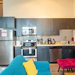 Mccormick Place Studio With Optional Parking And Sleeps Up To 4