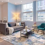 Stylish 2Br Apartment With Optional Parking, Patio And Gym Near Mccormick Place, Shedd Aquarium, Field Museum & Lakefront Trail