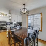 Commuter-Friendly Bungalow In Chicago\'S South Side