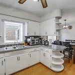 Holiday home Commuter-friendly In Chicago's South Side *