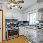 Commuter-friendly In Chicago's South Side Holiday home Chicago
