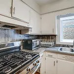 Holiday home Commuter-friendly In Chicago's South Side *