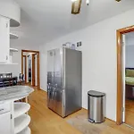 Commuter-friendly In Chicago's South Side Holiday home