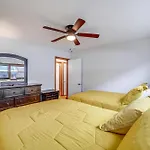 Commuter-friendly In Chicago's South Side Holiday home *