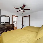 Holiday home Commuter-friendly In Chicago's South Side Chicago