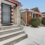 Commuter-friendly In Chicago's South Side Holiday home Chicago