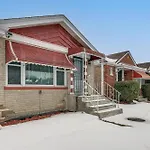 Holiday home Commuter-friendly In Chicago's South Side *