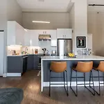 Downtown Penthouse 5Bd Views Parking, Gym, Pool