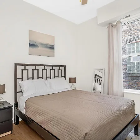 Spacious 5-br Next To Transit Free Parking Chicago