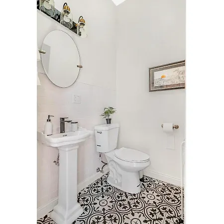 Spacious 5-br Next To Transit Free Parking Apartment Chicago