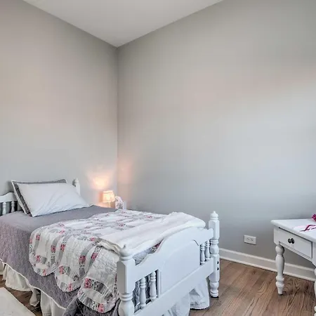 With Balcony Walk To Cta Stations! Apartment