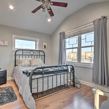 With Balcony Walk To Cta Stations! * Chicago