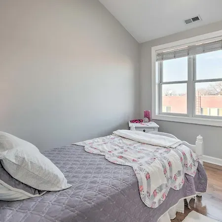 With Balcony Walk To Cta Stations! * Chicago