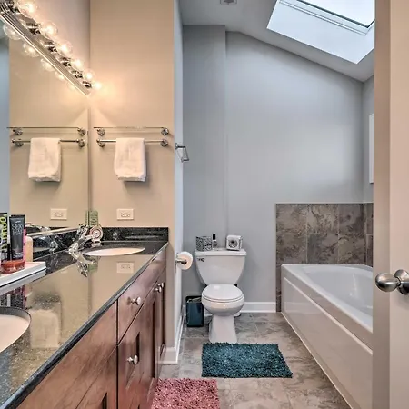 Apartment With Balcony Walk To Cta Stations! *