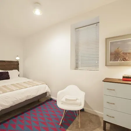 Bucktown Condo Just Two Blocks From The 'L' Apts Apartment