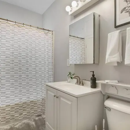 Apartment Perfect 3br In With Wifi & Laundry - Touhy 3n