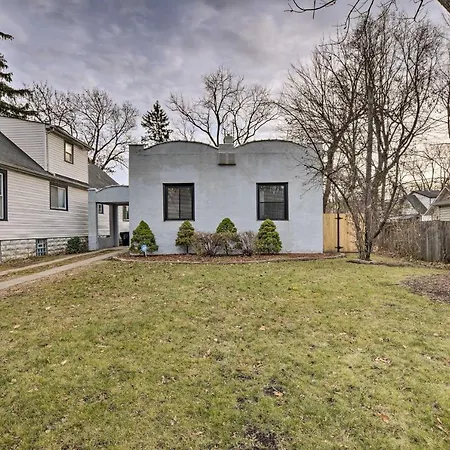 Holiday home With Spacious Backyard! Chicago