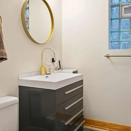 2 Bed W/ Office, Free Parking, Near Wrigley Apartment Chicago