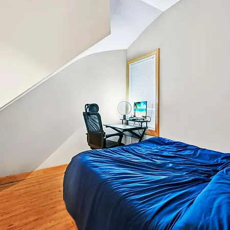 Apartment 2 Bed W/ Office, Free Parking, Near Wrigley Chicago