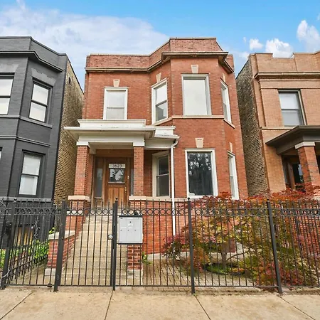 2 Bed W/ Office, Free Parking, Near Wrigley Apartment