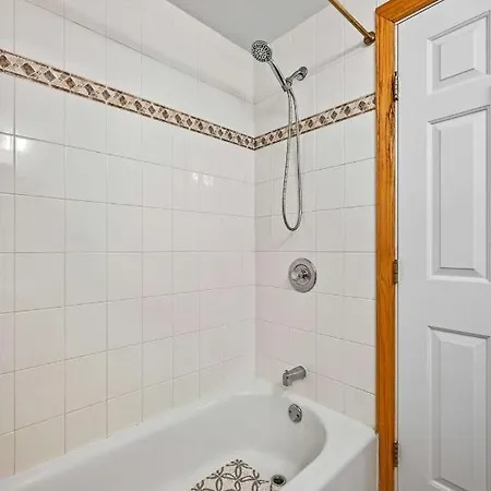 2 Bed W/ Office, Free Parking, Near Wrigley * Chicago