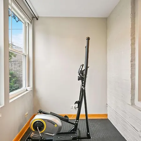 Apartment 2 Bed W/ Office, Free Parking, Near Wrigley Chicago