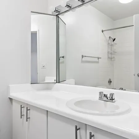 Streeterville W Pool Gym Nr Navy Pier Chi-786 *