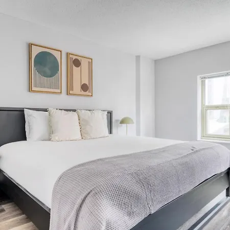 Apartment Gold Coast 2br W Gym Lounge 1 Block From L Chi-542