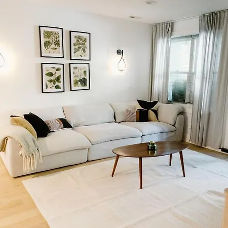 Beautiful Garden Apartment Chicago