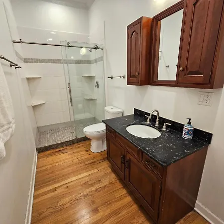 Apartment Club Salon Sleeps 10-20 Free Parking & Tv *